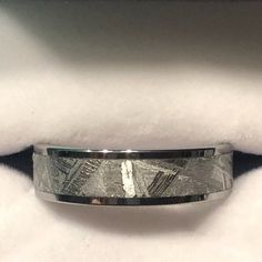 Titanium #meteorite wedding band with Widmanstätten etching Mountain Ring, Nature Inspired Rings, Titanium Rings, Turquoise Rings, Ring Fit