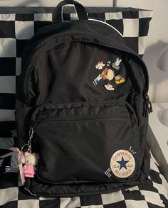 Converse Backpack Aesthetic, Black School Bag Aesthetic, Black Backpack Aesthetic, Aesthetic Backpacks For School, School Backpacks Aesthetic, Decorated Backpack, 2000 Aesthetic, Converse Bag