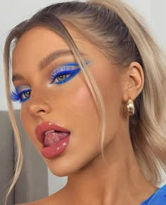 Blue Eyeliner Makeup, Blue Eyeshadow Looks, Blue Makeup Looks, Bold Makeup Looks, Carnival Makeup, Colorful Eye Makeup