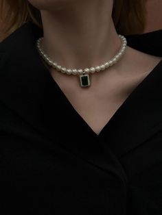 This sophisticated pearl choker necklace combines timeless elegance with a modern twist. Featuring lustrous white pearls that encircle the neck, the necklace is adorned with a stunning emerald green gemstone pendant. The rectangular gem is surrounded by a vintage-inspired silver setting, adding an extra touch of luxury. Perfect for formal occasions, weddings, or adding a statement piece to your everyday look, this necklace is sure to turn heads. Its classic style and bold emerald centerpiece mak Elegant Green Pearl Drop Necklaces, Elegant Green Necklaces With Pearl Drop, Elegant Green Jewelry With Pearl Charm, Elegant White Pendant Choker, Formal Green Pearl Necklaces, Green Pearl Pendant Jewelry For Formal Occasions, Formal Green Pearl Pendant Jewelry, Green Pearl Chain Necklace, Green Pearl Necklaces With Pearl Pendant