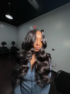 Middle part curls😍 Curly Middle Part Quick Weave, Middle Part With Wand Curls, Middle Part Layered Curls, Middle Part Sew In With Leave Out Curls, Middle Part Curls Black Women, Curled Middle Part, Middle Part Quick Weave Curls, Birthday Styles Hair For Black Women, Sew In Weave With Leave Out Middle Part