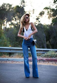 70 Modern Flare Jeans Outfit Ideas to Try This Spring - flared jeans worn with a dropped armhole white tank + mini crossbody bag Moda Z Lat 70., 70 Outfits, Flare Jeans Outfit, Jeans Trend, Looks Jeans, Estilo Hippie, Outfit Jeans, Crop Top Outfits, Boutique Fashion