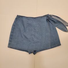 Shorts Demin, Wrap Skirt Short Denim, Skirt Tie On The Side. Short With Zipper Shown In The Front But Will Be Covered With Wrap Skirt. Size: 7/8,- ( 28-29 Waste), Material: 100% Cotton Algodom. Stretch Medium Wash Skort For Summer, Stretch Denim Skort For Summer, Chic High Rise Skort For Summer, High Waist Denim Skort, Spring Denim Skort Short Length, Casual Short Denim Blue Skort, Spring Denim Skort In Short Length, Chic Medium Wash Skort For Summer, Summer Short Skort In Medium Wash