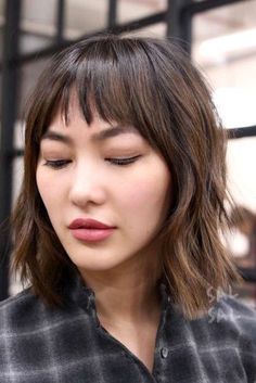 Modern Medium Hairstyles with Bangs for a New Look ★ Medium Hairstyles With Bangs, Smart Hairstyles, Shoulder Length Curly Hair, Natural Hair Accessories, Nice Hair, Longer Hair, Medium Hairstyles, Long Brown Hair