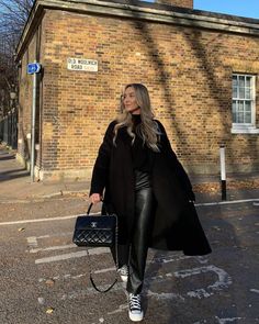 Freya Killin, Preppy Chic Outfits, Shoe Outfits, London Outfits, York Outfits, Work Ootd, Cold Fashion, Leather Leggings Outfit, Zara Bag