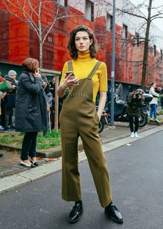 Overalls In Winter, Mckenna Hellam, Wearing Overalls, Winter Street Style, Most Stylish Men, Milan Street Style, Winter Street, Jumpsuit Chic, Street Style Winter