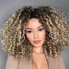 Columinous Curly Hairstyle with ASh and Sandy Blonde Highlights Mixed Race Blonde Hair, Curly Blonde Highlights Balayage, Coloured Curly Hair, Blonde Balayage Curly Hair, Colors For Curly Hair, Hair Colors For Curly Hair, Curly Blonde Highlights, Creamy Blonde Balayage, Blonde Highlights With Lowlights