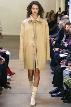 A.P.C. Fall 2017 Ready-to-Wear Collection Photos - Vogue All Black Fashion, Chic Coat, Outwear Women, Women Outfits, Fashion Images