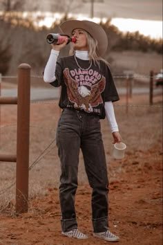 Trap Western Outfits, Western Women’s Outfits, Cowgirl Boots Outfit With Jeans, Rockies Jeans Outfit Western, 90s Country Outfit Women, Western Woman Outfits, Jellyroll Concert Outfit, Western Concert Outfit Fall, Western Concert Outfits Women Fall