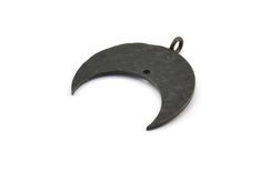 Oxidized Brass Black Hammered Crescent Pendants With 1 Loop and 1 Hole Material : Brass Size : 25x10x1 mm Hole Size : 1.2 mm Loop Size : 2 mm Quantity : 2 Pieces For more pendants please see here : https://www.etsy.com/shop/yakutum?ref=hdr_shop_menu&search_query=pendants For more moons items please see here : https://www.etsy.com/shop/yakutum?ref=hdr_shop_menu&search_query=moon For more oxidized black, please see here: https://www.etsy.com/shop/yakutum?ref=seller-platform-mcnav&searc Oxidized Brass, Rectangle Earrings, Horn Pendant, Moon Studs, Black And Brass, Brass Pendant, Stainless Steel Earrings, Raw Brass, Antique Bronze