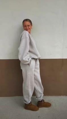 Cozy Clean Outfits, Lounge Outfit For School, Sweatpants Outfit Matching, Sweatpants Uggs Outfits, Comfy Birthday Outfit Casual, Outift Ugg, Cozy Sweats Outfits, Winter Outfits Lounge, Matching Sweat Set Aesthetic