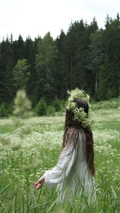 The Grass, Cute Poses, Flower Crown, A Flower, Her Hair, A Woman, Walking, Crown, Flowers