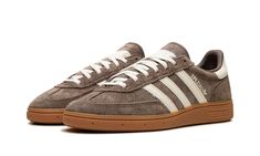 The Women’s adidas Handball Spezial “Earth Strada/Gum” is a women’s-exclusive colorway of the lifestyle shoe with an earth tone color scheme.  The upper is complete with an Earth Strada, or brown, suede construction and contrasted with Cream leather Three Stripes branding on the sides.  Cream “Spezial” and adidas Trefoil logos appear on the lateral side of the mid-panel, while more cream leather can be found on the heel tab.  Underfoot, a gum sole completes the look.  Release date: November 10, Jordan Dunk Low, Mid Jordan 1, Low Jordan 1, All Jordans, Adidas Handball Spezial, Sneakers Box, Adidas Handball, Jordan 10