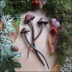 He encontrado este interesante anuncio de Etsy en https://www.etsy.com/es/listing/725214666/fairy-hair-stick-carved-wood-mushroom Mushroom Hair, Dark Mori, Mushroom Fairy, Forest Style, Fairy Hair, Forest Girl, Mori Girl