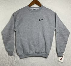 Vintage Nike Clothes, Nike Crewneck Outfit, Vintage Hoodies 90s, Crewneck Outfit Men, Nike Vintage Crewneck, Soft Masc, Vintage Nike Sweater, Crewneck Outfit, Aesthetic Hoodies