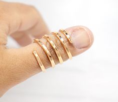 This 14k Rose Gold Fill  Stabilizer Finger Ring treats Trigger Finger will help your joint to heal and align, our goal is to help you feel some comfort while wearing a beautiful piece made with love. We make jewelry with soul, at affordable prices, we want our pieces to help you in any way they can, and of course, that you love the way they look on you. This ring will help you relieve pain and prevent flexion contracture, it will let you bend your finger slightly, and is going to help you to str Mallet Finger, Finger Splint, Trigger Finger, How To Measure Yourself, Henderson Nv, Ring Sizer, Make Jewelry, Support Handmade, Finger Ring