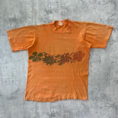 (Refer to measurements below for sizing not tagged size) Measurements: pit to pit-19" length-23.5" Orange Graphic Tee, Hawaii T Shirt, Tshirt Graphics, 60s Floral, Hawaii Vintage, Orange Graphic, Flowers Graphic, Flower Graphic, Fun Fashion