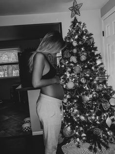 Christmas Tree Belly Picture, Bump Christmas Pictures, Cute Pregnant Pictures, Holiday Bump Pictures, Baby Bump Christmas Photos, Pregnant During Christmas, Maternity Photos Aesthetic, Half Baked Pregnancy Photo Christmas, Giant Pregnant Belly