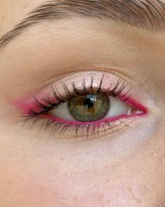 Fun Pink Eye Makeup, Pink Eyeliner Looks Simple, Simple Fun Eye Makeup, Pink Eyeliner Ideas, Magenta Eyeliner, Fun Simple Makeup, Cool Makeup Looks Creative Easy, Magenta Makeup Look, Cute Easy Makeup Looks