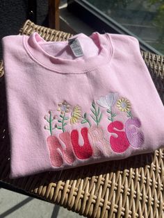 Floral Nurse Embroidered Sweatshirt! Embroidered on Gildan 50/50 blend sweatshirts! Available in many different colors and sizes! Perfect gift for nurses! Nursing Crewneck, Nurse Embroidery Designs, Nurse Sweater, Gifts For Nurses, Floral Hoodie, Nurse Sweatshirt, Registered Nurse, Grad Gifts, Embroidered Sweatshirt