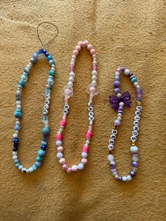 Cute mobile phone chains made of different beads Each with a saying made of letter beads How To Make Chain For Phone, Colorful Round Beads Necklace, Phone Beeds Chain, Bracelet Pour Tel, Phone Charms Jewelry Making Tools, Bracelet Telephone, Hand Chain, Letter Beads, Mobile Phone