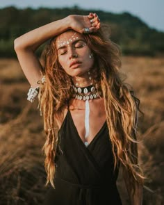 Bohemian Photoshoot Ideas, Spiritual Feminine, Female Dreadlocks, Art References People, Female Dreadlocks Styles, Bohemian Photoshoot, Shaman Woman, Feminine Photography, Dreads Styles For Women