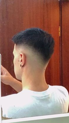 Pin de juan pablo castrillon em Guardado rápido em 2022 | Cabelo curto com barba, Cabelo masculino enrolado, Cores de cabelo masculino Drop Down Fade Haircut, Haircut Fades For Men, Mid Fade En V, Short Hair Fade, Skin Fade Hairstyle, Mid Fade Haircut, Men Fade Haircut Short, Short Hair With Beard