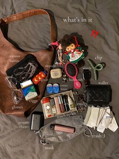 whats in my bag Concert Essentials Bags, What To Put In Your Messenger Bag, What's Inside My Tote Bag, What’s In My Tote Aesthetic, What To Pack In A Bag, Whats In My Bag Messy, What’s Inside My Purse Aesthetic, What's In My Carry On Bag, Things To Put In A Bag