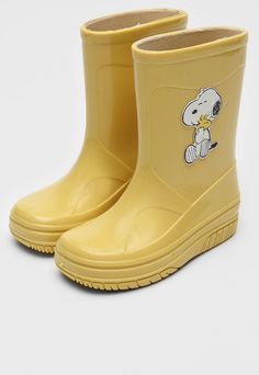 Galocha Tricae por Snoopy Infantil Apliques AmarelaBico: RedondoMedidas da peça no tamanho 31/32 13x18cm (AxC)Possui apliques decorativos. Coleção Tricae por Snoopy Snoopy Shoes, Aesthetic Shoes, Ugg Boots, Kid Shoes, Hogwarts, Snoopy, Boots, Clothes