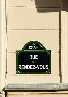 a sign on the side of a building that says rue du rendez - vous