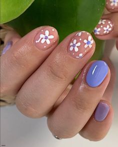 Gel Manicure Flower Designs, Gel Nails August, August Gel Nails, Daisy Gel Nails, Gel Manicure Short, Floral Gel Nails, Rubber Gel Nails, August Nails Designs, White Flower Nail Art