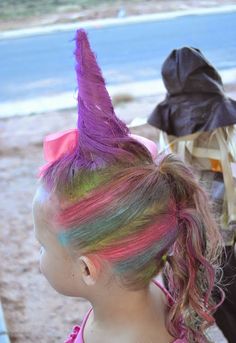 Niña con el cabello en forma de un cuerno de unicornio Unicorn Hairstyle, Vocabulary Parade, Crazy Hair For Kids, Wacky Hair Days, School Hair, Crazy Hair Day, Wacky Hair, Crazy Hair Day At School, Unicorn Hair