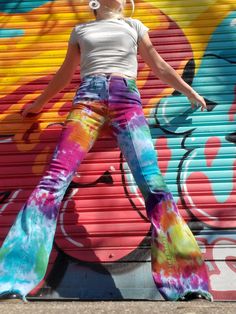 Diy Dye Clothes, Tie Dye Patterns Diy, Tie Dye Party, How To Dye Shoes, Pink Dye, Tie Dye Jeans, Tie Dye Diy, Hippie Style Clothing, Cool Ties