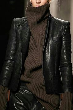 Moda Paris, Turtle Neck Sweater, Sleeves Clothing, Black Leather Jacket, Fashion Mode, Street Styles