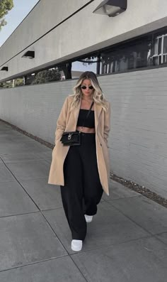 Fall Jordans Outfits Women, Cena Outfit Noche Casual, Ootd Frio Casual, Outfit Frio Mujer, Outfits Invierno Frio, Inspo Outfits Invierno, Black Coat Outfits For Women, Outfit Bogota, Ootd Frio