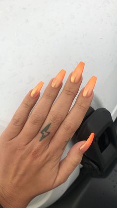 Coffin Powder Nails, Orange Sns Nails Designs, Orange Chrome Ombre Nails, Orange Mirror Nails, Orange Powder Nails, Dip Powder Acrylic Nails Ideas, Ombre Chrome Nails Coffin, Dip Powder Nails Orange, Light Orange Chrome Nails