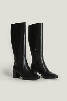 Style: Knee High BootsDesign: PlainFabric: LeatherDiscover our full range of women's boots Tall Boots Black, Long Black Boots, Black Boots Tall, Oasis Fashion, Boots High, Leather Block Heels, Boots Leather, Long Boots, Wardrobe Style