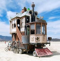 a very unusual looking building on wheels in the desert