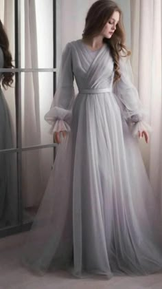 Gown Dress Design, Gaun Koktail, Simple Long Dress, Party Wear Gowns, Long Frock Designs, Fashion Dresses Formal, Simple Frocks, Classy Gowns, Simple Gowns