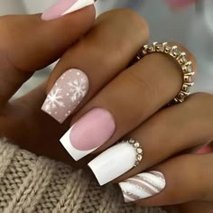 Super Cute And Stylish Ships In 5-10 Business Days Nail Art Noel, Short Fake Nails, Cute Christmas Nails, Easy Nails, Her Nails, Snowflake Nails, Stick On Nails, Xmas Nails, Christmas Nail Designs