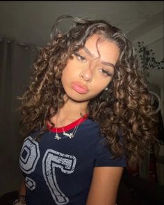 Girl Pfps, Highlights Curly Hair, Mixed Curly Hair, Curly Hair Photos, Beautiful Curly Hair, Curly Hair Styles Easy, Hairdos For Curly Hair, Better Version, Curly Hair Inspiration