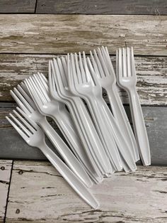 white plastic forks lined up on top of each other