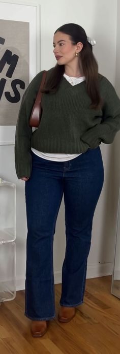 Plus Size Fall Trendy, Cute Fall Fits Plus Size, College Outfit Ideas Plus Size, Autumn Outfit Inspo Plus Size, Outfits For College Plus Size, Fall Fits Curvy, Winter Outfits Jeans Casual, Size 16 Outfit Ideas, Pretty Plus Size Outfits