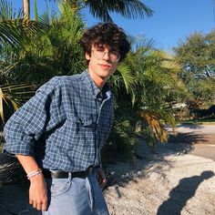 yung EMU💓🌟 (@sighmike) • Fotos e vídeos do Instagram Curly Hair Nerd Guy, Cute Nerds Men, Nerdy Guy Aesthetic, Nerdy Boy Aesthetic, Cute Nerdy Guys, Nerdy Men, Guy With Glasses, Nerdy Boy, Soft Boy Aesthetic