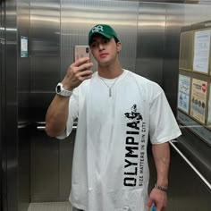 Oversized Shirt Men Outfits, Streetwear Fashion Tshirt, Oversized Tshirt Outfit Men, Outfit Herren, Oversized Shirt Men, Oversized Shirt Outfit, Outfit Oversize, Bodybuilding T Shirts, Shirt Outfit Men