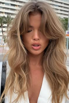 We have rounded up some inspo for this year's it girl hair trend: curtain bangs. Curtain bangs, curtain bangs long hair, curtain bangs medium hair, curtain bangs long hair, curtain bangs long, curtain bangs how to style, curtain bangs trendy. #curtainbangs #womenshairstyles2021 Toddler Hair Styles, Fringe Hairstyles, Brown Blonde Hair, Hair Makeover, Long Blonde Hair