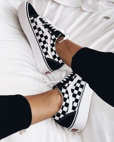 Shoes Illustration, Sneakers Vans, Vans Black And White, Combat Boot, Sporty Girls, Casual Sporty, Shoe Closet, Vans Sneakers