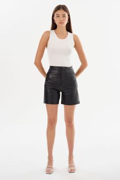 Un nouvel essentiel pour votre garde-robe, Bernice, le short à taille haute épouse les formes et accentue la taille. Fabriqués à 100% en cuir d'agneau, ces shorts ajustés structurés et chics tombent élégamment, allongeant complètement votre silhouette. Short En Cuir, Short Cuir, Chic Fall Fashion, Black High Waist, Leather Shorts, Invisible Zipper, High Waisted Shorts, Wardrobe Essentials, Chic Style