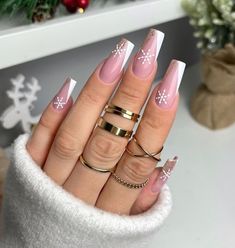 Classy Christmas Nails, Glittery Nails, Classy Christmas, Candy Cane Stripes, Chic Christmas, Shades Of Gold, Christmas Nail Designs, Wonderful Time Of The Year