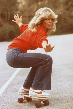 Cheryl Tiegs, 70s Aesthetic, 70s Inspired Fashion, Charlie's Angels, Farrah Fawcett, 1970s Fashion, 70s Inspired, Nike Cortez